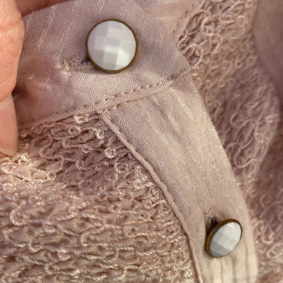 mM Couture  peach colour, ruffled, fitted , buttoned sleeveless blouse - Picture 4 of 14